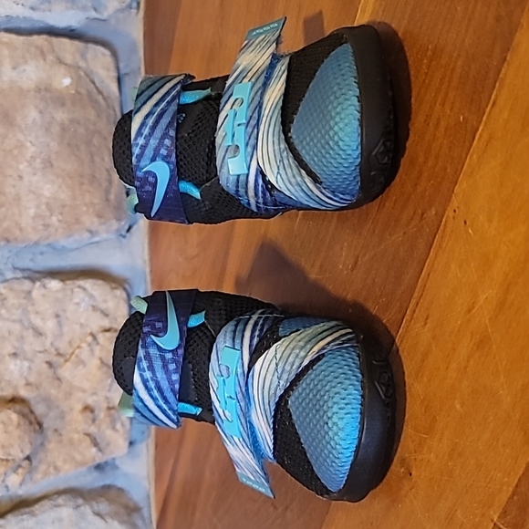 Black and blue NIKE LEBRON SOLDIER IX (INFANT size 6c) - Picture 4 of 7